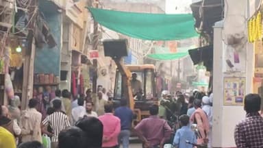 कुदरा :#अतिक्रमण पर चला नगर पंचायत का बुलडोजर, बिखरे फल , भारी संख्या में प्रशासन मौजूद वसूला गया 100 एवं ₹500 का चालान