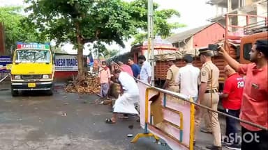 കോഴിക്കോട്: കെട്ടിടം തകർന്ന് വീണ വലിയങ്ങാടിയിൽ മന്ത്രി മുഹമ്മദ് റിയാസ് സന്ദർശനം നടത്തി