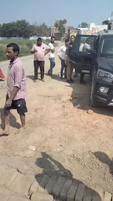 ग्राम कनकपुर में ग्राम प्रधान के बेटे की दबंगई पुलिस खड़ी हो कर तमाशा देखती रही ग्राम का ही बुजुर्ग रिटायर्ड फौजी को पीट