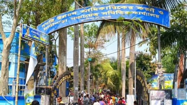 চণ্ডীতলা ১: জাঙ্গিপাড়া বিডিও অফিসে ভূমিহীনদের ‘ফর্ম’ বিতরণ কর্মসূচি