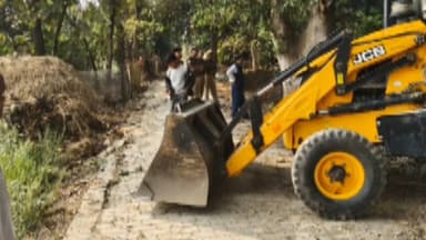 भानपुर: पलान गांव में जिला प्रशासन ने अवैध कब्जे को जेसीबी से हटवाया