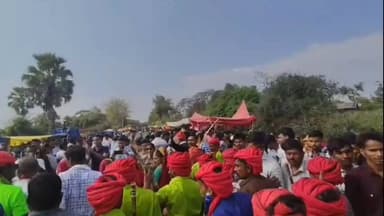 છોટાઉદેપુર: રંગપુર ભંગુરિયાના મેળામાં એમ્બ્યુલન્સ ફસાઈ, પોલીસ અને નેતાઓએ એમ્બ્યુલન્સને રસ્તો કરી આપ્યો, જુઓ