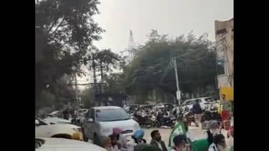 ਜਲੰਧਰ 1: ਸੰਵਿਧਾਨ ਚੌਂਕ ਦੇ ਕੋਲ ਜਪਨੂਰ ਟਰੈਵਲ ਏਜੰਟ ਆਫਿਸ ਦੇ ਬਾਹਰ ਕਿਸਾਨਾਂ ਨੇ ਦਿੱਤਾ ਧਰਨਾ