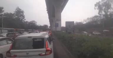 మేడ్చల్: ఉప్పల్ నుంచి హబ్సిగూడ వెళ్లే మార్గంలో ట్రాఫిక్ జామ్