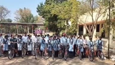 सीमलवाड़ा: राजकीय उच्च माध्यमिक विद्यालय लिखी में कक्षा नवमी में अध्ययनरत 50 बालिकाओं को निशुल्क साइकिल वितरित की गई