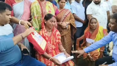 খবরের জের, পাকিস্তানে আটক নামখানার তিন মৎস্যজীবী পরিবারের সঙ্গে দেখা করলেন মথুরাপুরের সাংসদ