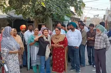 ਮਲੋਟ: ਸੀਸੀਟੀਵੀ ਕੈਮਰੇ ਨੂੰ ਲੈ ਕੇ ਹੋਏ ਵਿਵਾਦ ਤੋਂ ਬਾਅਦ ਪੁਲੀਸ ਕਾਰਵਾਈ ਤੋਂ ਆਸੰਤੁਸ਼ਟ ਦੂਜੀ ਧਿਰ ਨੇ ਥਾਣਾ ਸਿਟੀ ਦੇ ਬਾਹਰ ਕੀਤਾ ਰੋਸ਼ ਪ੍ਰਦਰਸ਼ਨ