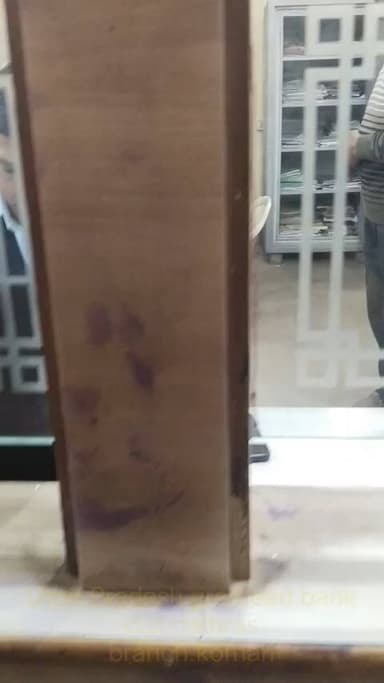 bank karmchari dwara kisan se marpeet karne ki kosis