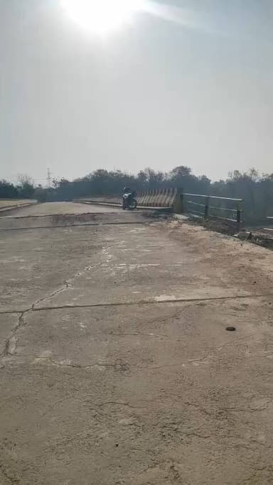 कालका: पिंजौर के बक्शीवाला पुल पर अंधेरा, ग्रामीणों ने हाईमास्ट लाइट व चेतावनी बोर्ड लगाने की मांग की