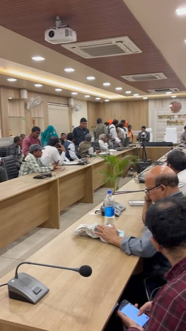 सिंगरौली ज़िले में adhikaari janta की समस्याओं को सौंपते हुए देखे video