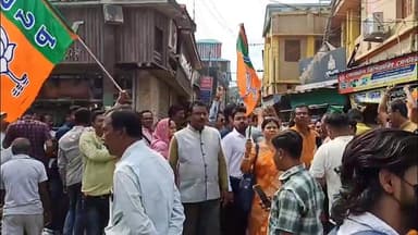 কৃষ্ণনগর উকিল পাড়ার রজনী মুখার্জি লেনে অবস্থিত ভারতীয় জনতা পার্টির জেলা পার্টি অফিস ঘিরে উত্তপ্ত পরিবেশ
#nadia #nadian...