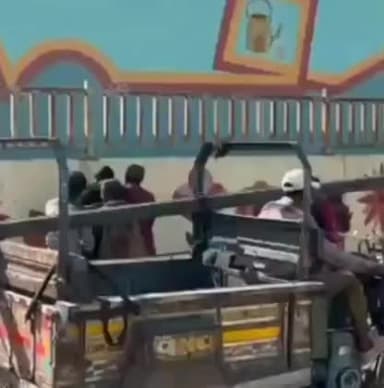 રાજકોટ પૂર્વ: લક્ષ્મીનગર અંડરબિજમાં મારામારીના દ્રશ્યો સર્જાયા, ઘટનાને પગલે ભારે ટ્રાફિકજામ સર્જાયો