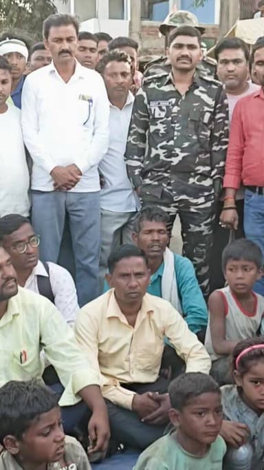 मजदूर की मौत पर आकोर्षित परिजन व ग्रामीणों ने किया सड़क जाम, मुआवजे के बाद बहाल हुआ चिनीयां गढ़वा मुख्य मार्ग । शव को ...