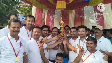 अमरपुर, चौके छक्कों की बरसात में पुलिस टीम विजयी ट्रॉफी पर जमाया कब्जा। #वायरल #बिहार #live #अमरपुर #newsbanka #न्यूज #ब...