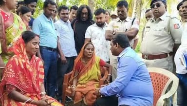 *খবরের জের: পাকিস্তানের জেলে বন্দি নামখানার নাদাভাঙার মৎস্যজীবী পরিবারদের সঙ্গে দেখা করলেন সাংসদ ও বিধায়ক; দিলেন ফিরিয়...