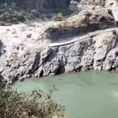 #देवप्रयाग:- #अलकनंदा नदी मे महिला #डूबती रही,मदद के लिए चिल्लाती रही लोग #वीडियो बनाते रहे,
इस #दशक की सबसे महान तस्वी...