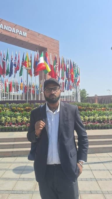 काम के अलावा कोई सगा नहीं इस दुनिया में