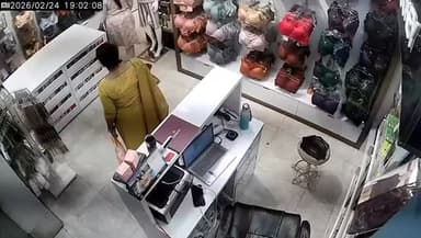 वाराणसी में एक सनसनीखेज #दिन-दहाड़े शो रूम से #अंत:वस्त्रों की चोरी का मामला आया है। सीसीटीवी कैमरे में कैद आरोपी #महिला...