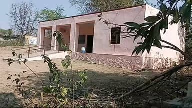 राजकिय प्राथमिक विद्यालय अरडवा की चाहरी दीवार की हालत खस्ताहाल जिम्मेदार मौन #ग्रामीणो मे आक्रोश @ ठीक करने की मांग।