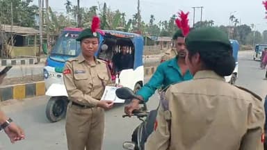 কৈলাশহর: কৈলাসহরে পুলিশের অভিনব সচেতনতা প্রচার, হেলমেট বিহীন চালকদের হাতে উঠল গোলাপ ফুল
