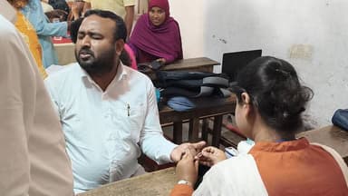 দুয়ারে চিকিৎসা পরিষেবায় নজির সাধারণ মানুষের সঙ্গে লাইনে দাঁড়িয়ে স্বাস্থ্য পরীক্ষা করালেন সভাপতি কবিরুল ইসলাম