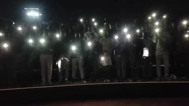 बैकुंठपुर: मोबाइल की रोशनी से जगमगाया ओपन एम्फीथिएटर, विकसित भारत के संकल्प को मिला जनसमर्थन