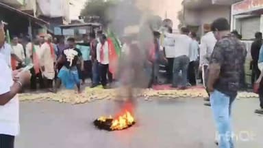 পান্ডুয়া: পান্ডুয়ার হরাল হাটতলা এলাকায় রাস্তায় আলু ফেলে টায়ার জ্বালিয়ে পথ অবরোধ চাষীদের