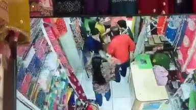 વડોદરા: દુપટ્ટો બદલવાની બાબતે બબાલ,વેપારી પરિવાર પર હુમલો,ઘટના CCTVમાં કેદ