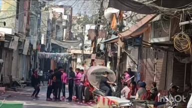 संभल: सदर कोतवाली इलाके में रंग एकादशी पर उड़ा रंग-गुलाल, जुमे के मद्देनजर सुरक्षा के कड़े इंतजाम, बैरियर लगाकर पुलिस प्रशासन