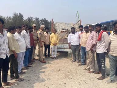 మేడ్చల్: ఘట్కేసర్ సమీపంలో గోవులను కాపాడిన ఘట్కేసర్ మండల మాజీ ఎంపీపీ సుదర్శన్ రెడ్డి