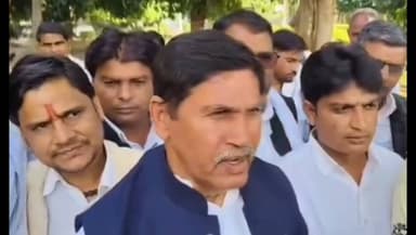 करौली: पूर्व मंत्री रमेश चंद मीणा ने सर्किट हाउस में प्रेस कॉन्फ्रेंस में विधायक हंसराज मीना के भाई पर लगाए गंभीर आरोप