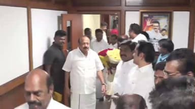 மயிலாப்பூர்: முன்னாள் முதலமைச்சர் ஓ பன்னீர்செல்வம் தனது ஆதரவாளர்களுடன் முதலமைச்சர் முன்னிலையில் அண்ணா அறிவாலயத்தில் திமுகவில் இணைந்தார்