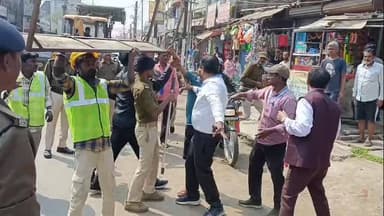 सुपौल: अतिक्रमण हटाओ अभियान बना औपचारिकता? सुपौल में कार्रवाई के बाद फिर सजी दुकानें, चालान वसूली पर भी उठे सवाल