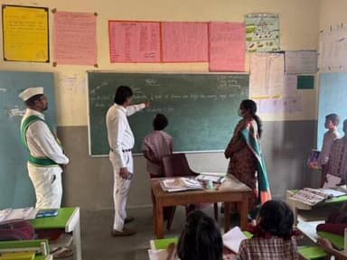 సిద్దిపేట అర్బన్: సిద్దిపేట పట్టణంలోని ప్రాథమిక పాఠశాలను ఆకస్మికంగా తనిఖీ చేసి లీగల్ అవేర్నెస్ ప్రోగ్రాం నిర్వహించిన జడ్జి సంతోష్ కుమార్