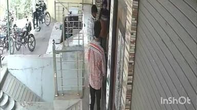 माण्डल: रायसिंहपुरा में बदमाशों ने मोबाइल रिपेयरिंग दुकानदार पर लोहे के सरियों से किया हमला, सीसीटीवी में कैद हुई वारदात