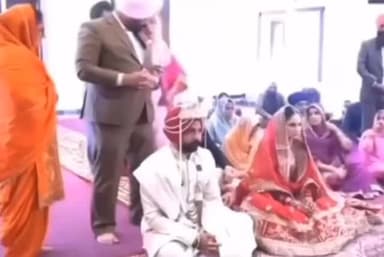 बेटे को सेहरा बांधने को लेकर माता पिता और साले में चले लात घूंसे
#panjab #panjabi #gwalior #viral #pushpanjalitoday