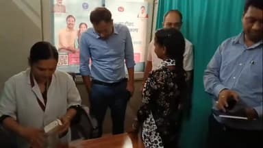 कलेक्टर श्री आशीष तिवारी जिला चिकित्सालय #कटनी में 14 वर्ष की बालिकाओं के लिए आयोजित निःशुल्क एचपीवी टीकाकरण शिविर में प...