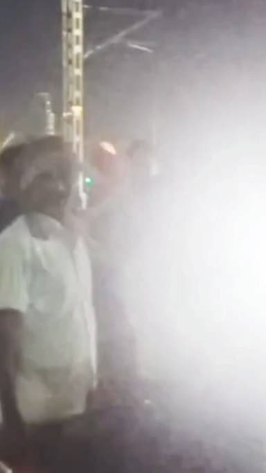 नरवल: महाराजपुर थाना क्षेत्र के गंगागाज रेलवे क्रॉसिंग के पास 36 वर्षीय युवक की ट्रेन की चपेट में आने से हुई मौत