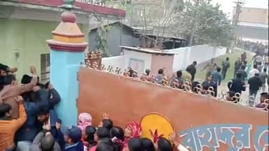 জলপাইগুড়ি: আলুর বন্ড না পেয়ে বাহাদুরে কৃষকদের পথ অবরোধ, বাংলাদেশ সীমান্তমুখী সড়কে তীব্র যানজট