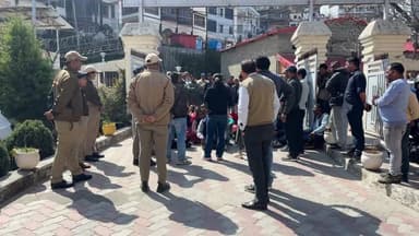 #पौड़ी में गुलदार के आतंक पर भड़का जनाक्रोश,#ग्रामीण लोगों ने किया डीएम कार्यलय का घेराव,पुलिस ने हटाया #ग्रामीणों को