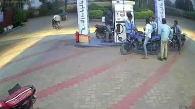 नीमच नगर: मोबाइल पर बात करना पड़ा भारी, पेट्रोल पंप पर बाइक में लगी आग