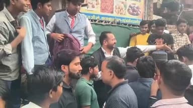 मऊरानीपुर: मऊरानीपुर क्षेत्र में बच्चा चोर होने के शक में युवक की पिटाई, वीडियो हुआ वायरल