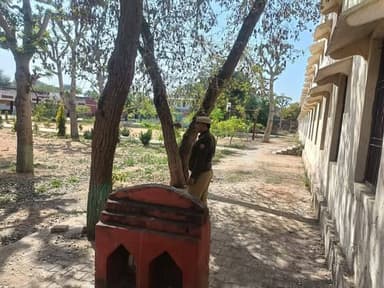 बाढ़डा:- कादमा स्कूल में सुरक्षा व्यवस्था के बीच बोर्ड परीक्षा शांतिपूर्ण जारी...