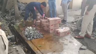 मैरवा: मैरवा में थाना अध्यक्ष और सीओ की निगरानी में 100 लीटर शराब नष्ट की गई