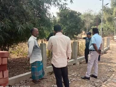 কৈলাশহর: কৈলাসহর রাজারদীঘির পার এলাকায় নবনির্মিত কবরস্থানের জন্য জায়গা পরিদর্শন করতে যান ওয়াকফ বোর্ডের চেয়ারম্যান