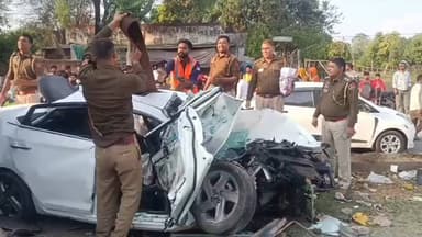 बस्सी: बस्सी क्षेत्र के बांस खोह फाटक के आगे शनिवार को हुआ एक भीषण सड़क हादसा, जानकारी के अनुसार दोसा से जयपुर