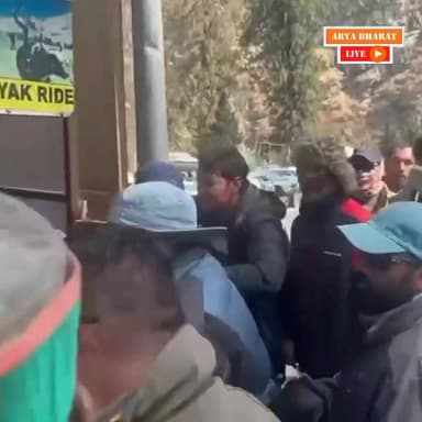 मनाली की सोलंग वैली में टूर पैकेज सिस्टम के खिलाफ स्थानीय कारोबारियों का गुस्सा फूटा।
#Manali #SolangValley #HimachalPr...