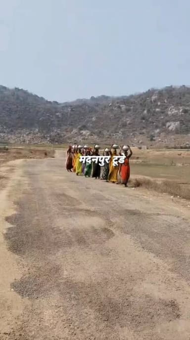 एक किलोमीटर दूर से सिर पर पानी ढोने को मजबूर दूरा टोले भुइयां टोली की महिलाएं, मुखिया की पहल पर जगी उम्मीद