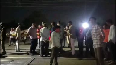 વડોદરા: કરચિયા ગામના લોકો વિફર્યા,રેલવે ફાટક માથાનો દુખાવો સમાન બનતા ઉગ્ર વિરોધ કરાયો