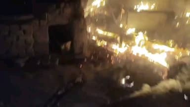 सिकंदरा: लौवा मोड़ पर आधी रात तीन दुकानों में आगजनी, लाखों के नुकसान की आशंका; दुकान में सो रहे व्यक्ति ने बमुश्किल बचाई जान